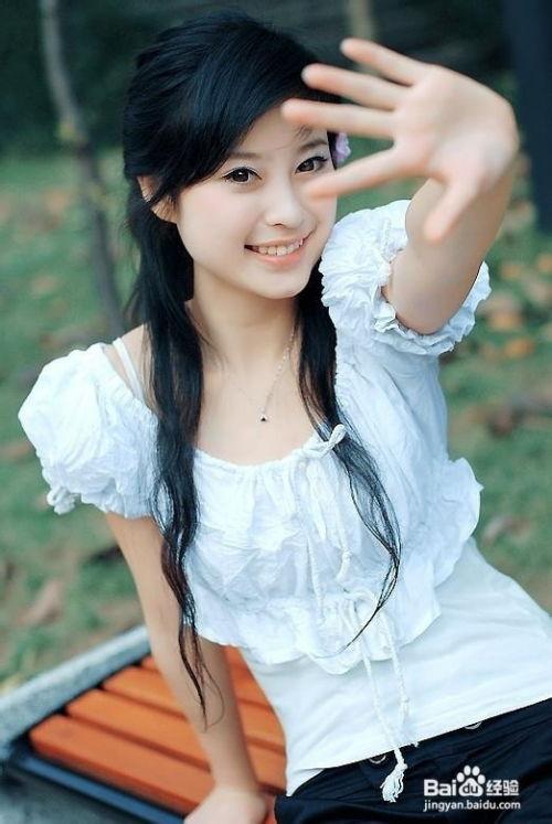 广西网红校花吃瓜视频,校园生活趣味横生引网友热议”