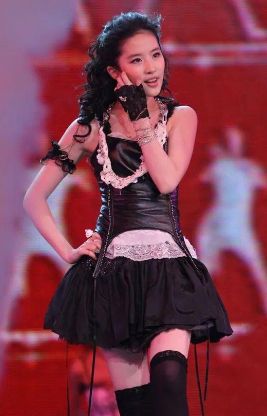 刘亦菲性感丝袜走光,女神形象崩塌？