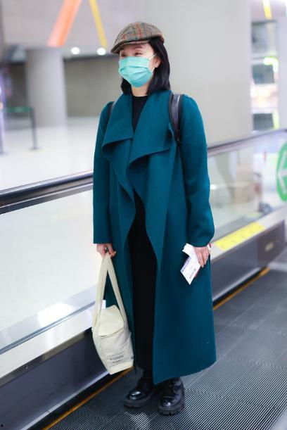 明星穿墨绿大衣,时尚潮流尽显魅力