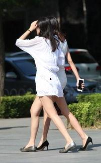 美女穿透明丝袜脱鞋,美女脱鞋瞬间，透明丝袜尽显性感魅力